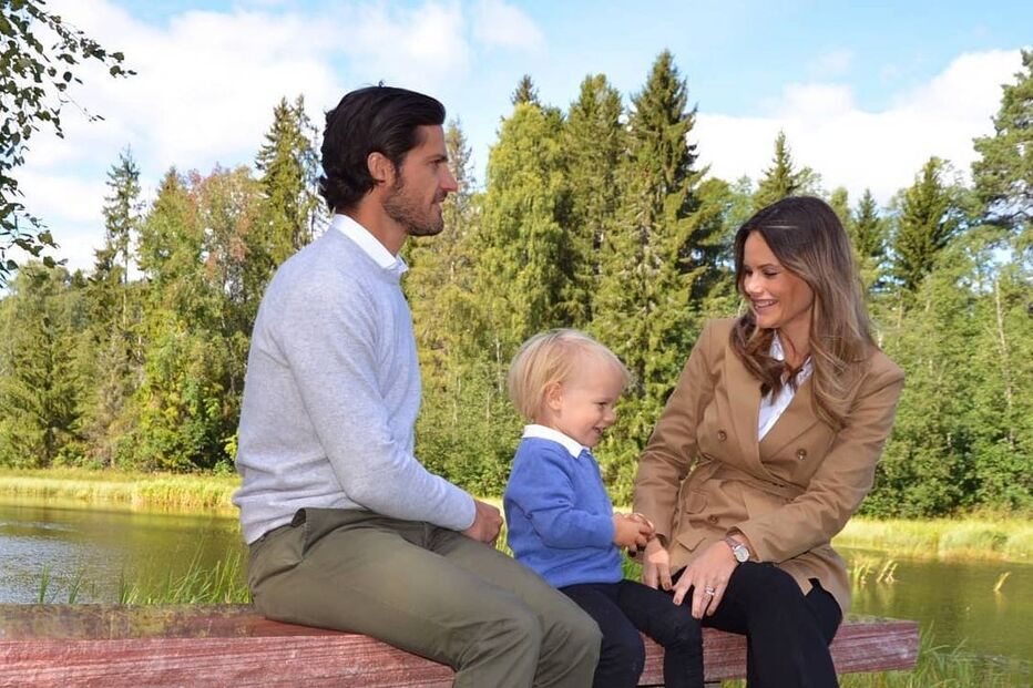 Os príncipes da Suécia com o filho, Gabriel