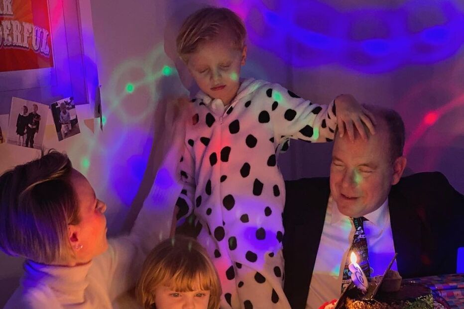 Os Príncipes Jacques e Gabriella do Mónaco acompanhados dos pais, Alberto e Charlene do Mónaco