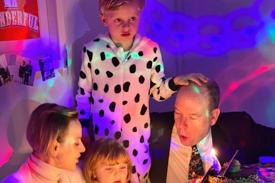 Os Príncipes Jacques e Gabriella do Mónaco acompanhados dos pais, Alberto e Charlene do Mónaco