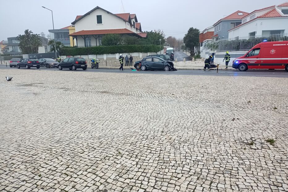 Acidente provoca um ferido e condiciona circulação na Avenida Marginal em frente à Praia das Avencas, em Cascais 