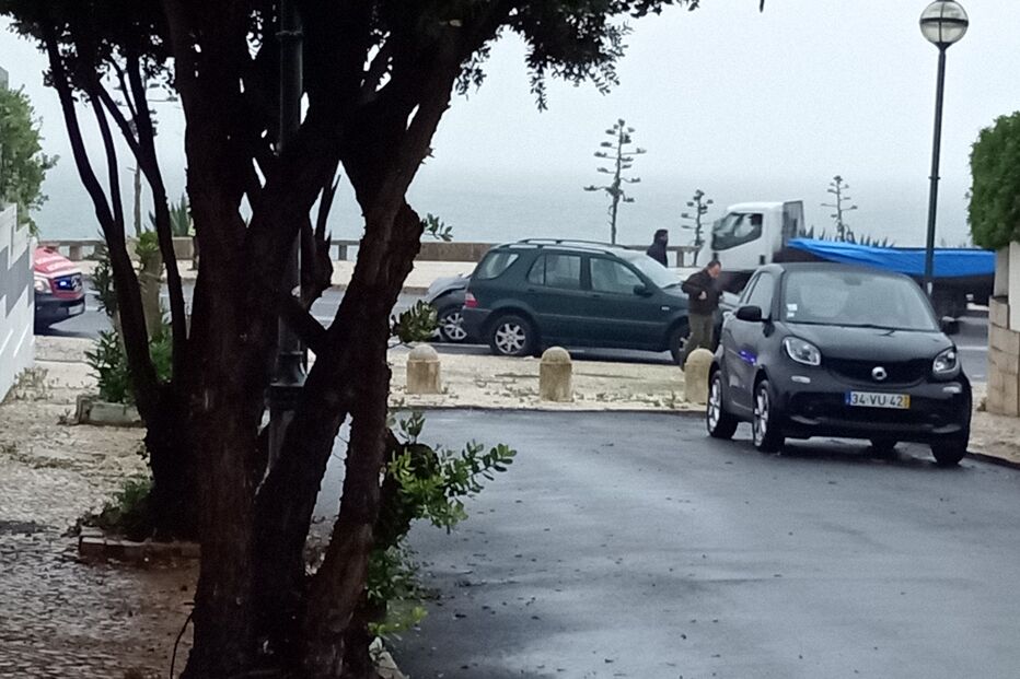 Acidente provoca um ferido e condiciona circulação na Avenida Marginal em frente à Praia das Avencas, em Cascais 