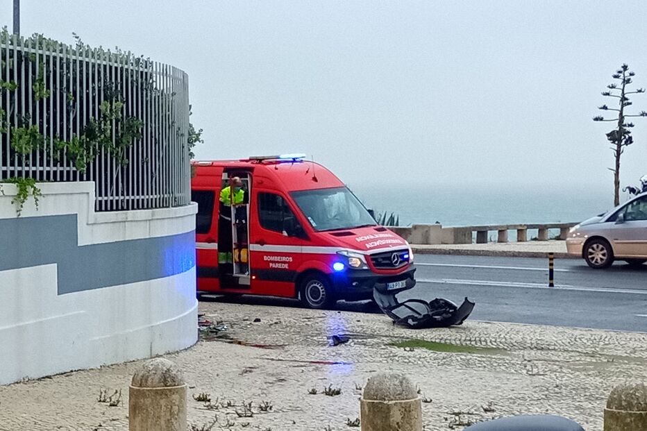 Acidente provoca um ferido e condiciona circulação na Avenida Marginal em frente à Praia das Avencas, em Cascais 