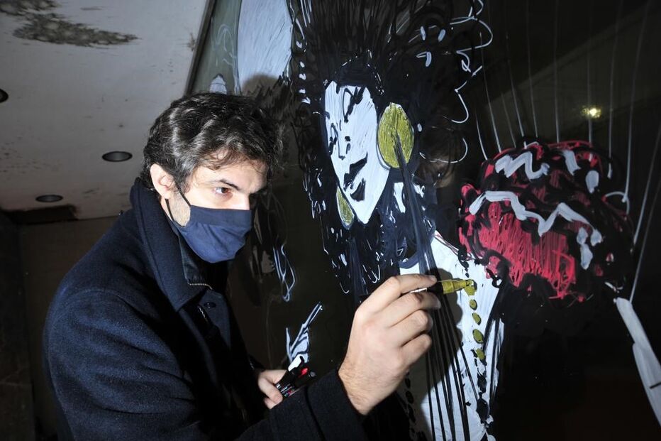 Pedro Loureiro, é um dos artistas plásticos que ilustraram as montras das lojas do comércio tradicional devolutas na iniciativa “Riscos e rabiscos”, em Torres Vedras