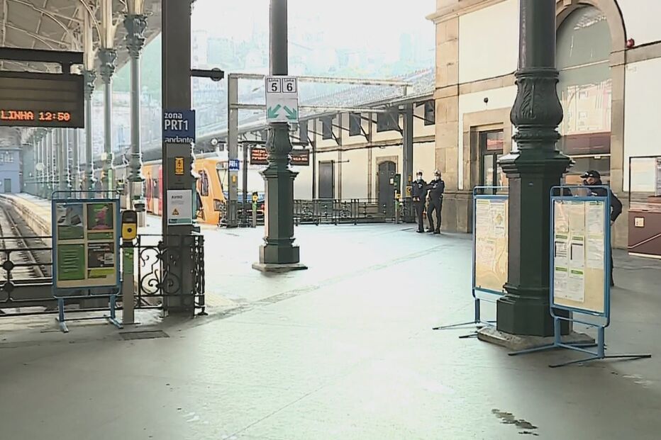 PSP em ação de fiscalização e sensibilização na Estação de São Bento no Porto