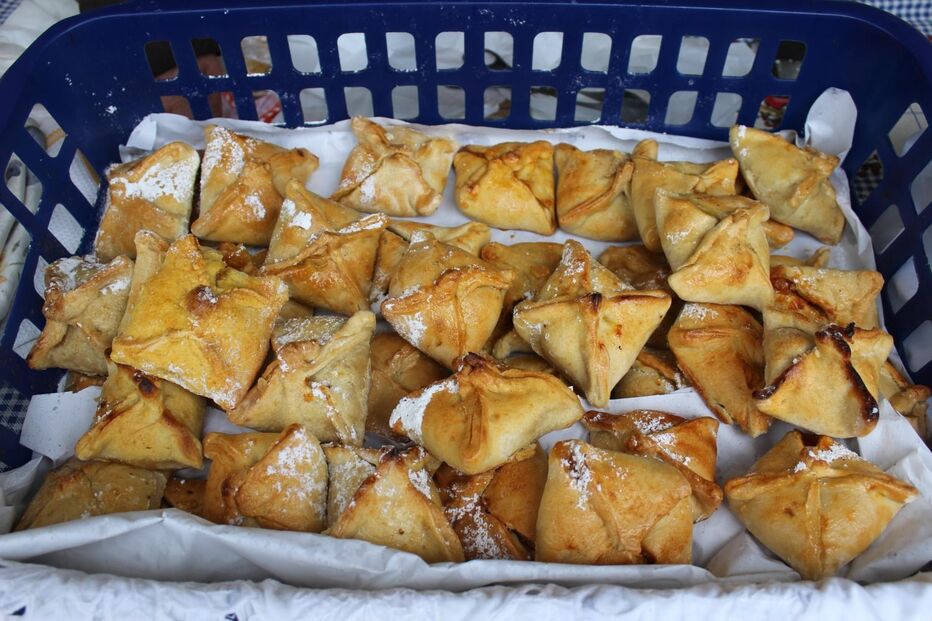 Festa em honra de Santa Luzia, em que é tradição as mulheres darem o pito (um doce típico) ao marido