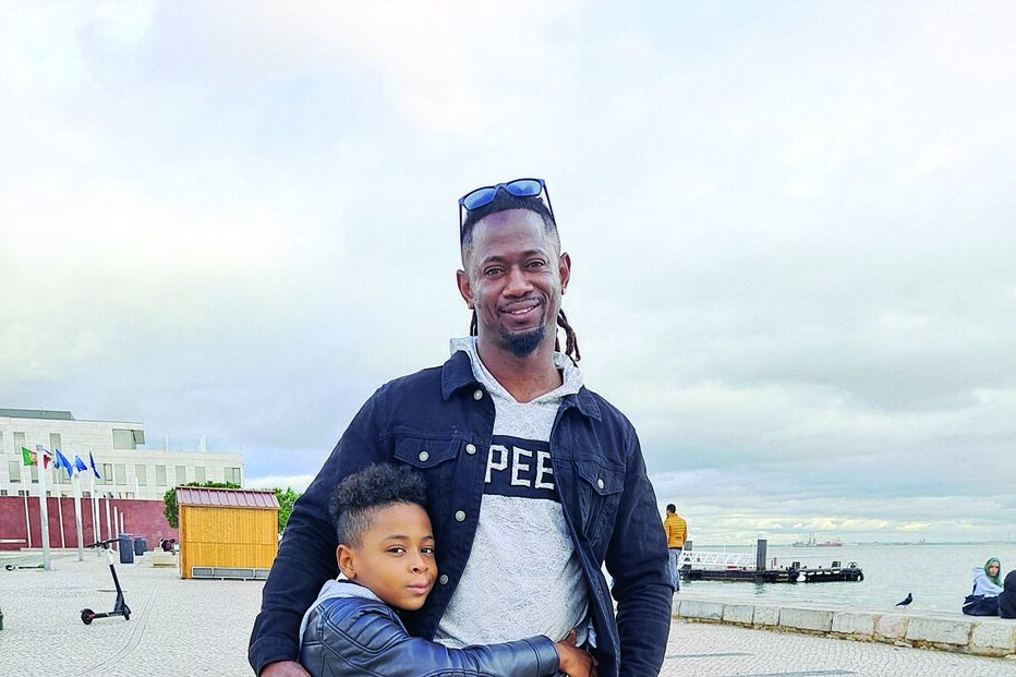 José Brito e o filho Bryan, duas horas depois do salvamento arriscado, de novo junto à margem do rio Tejo