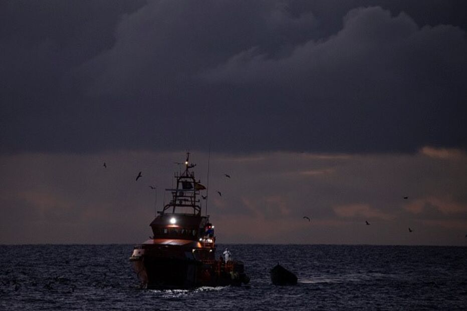 Navio com migrantes em direção às Canárias