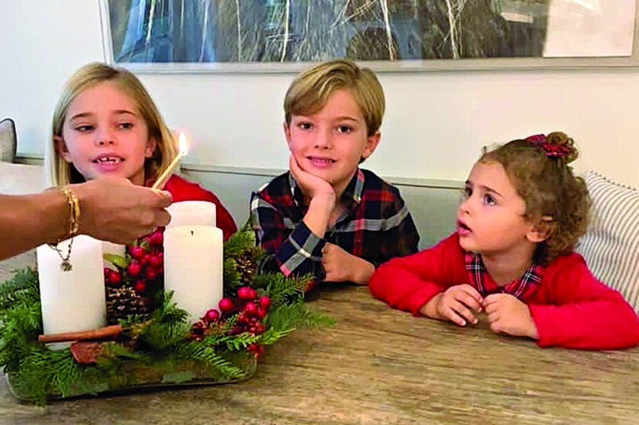 Os filhos da princesa Madalena da Suécia com as velas do advento
