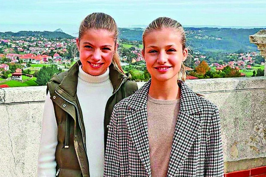 Princesa Leonor  e infanta Sofia protagonizam postal em Espanha