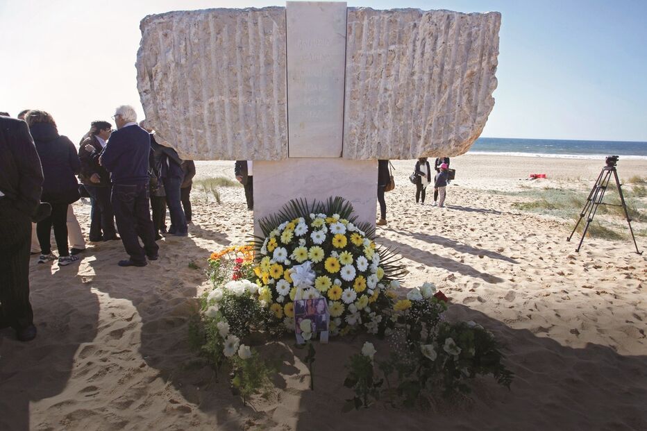 Famílias junto ao monumento em memória dos seis jovens, da autoria do artista João Cutileiro, na praia do Meco, em Sesimbra