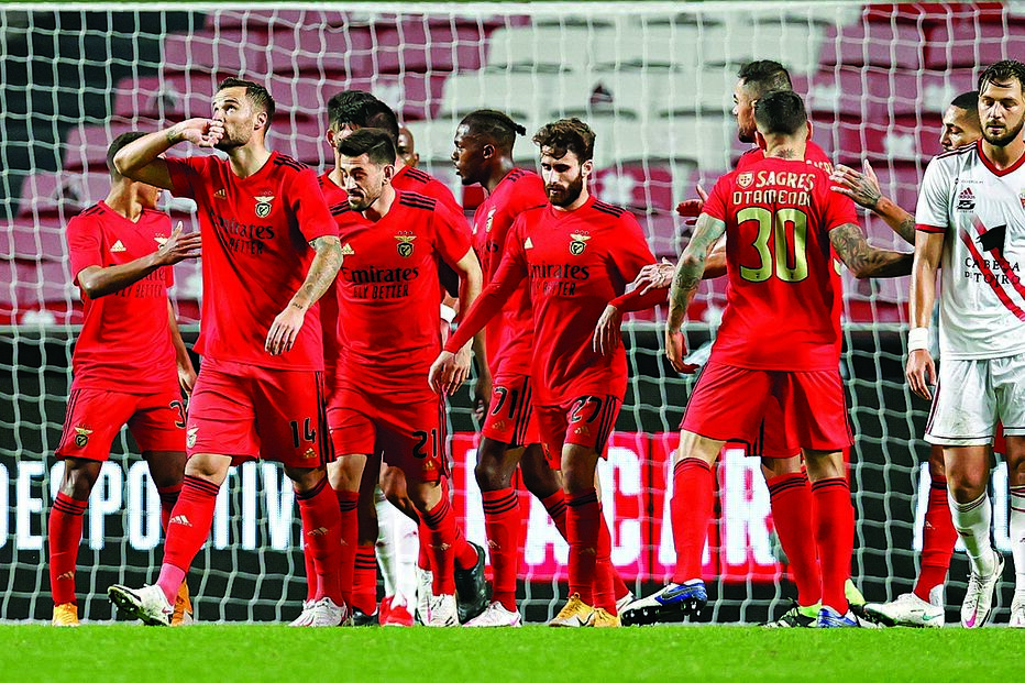 Benfiquistas celebram um dos vários golos de uma noite em que o suíço Seferovic ( a beijar a mão) bisou