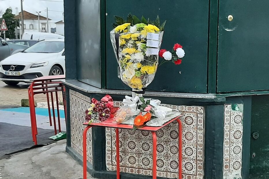 Ramos de flores deixados no local onde ocorreu o atroplamento mortal