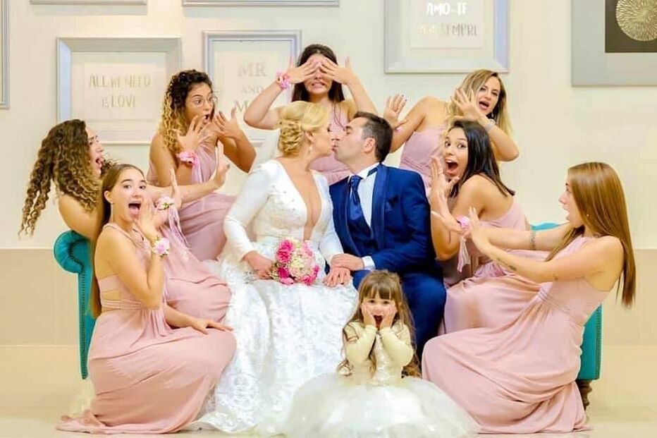 Rebeca e o marido, Élio Gomes rodeados pelas amigas da cantora