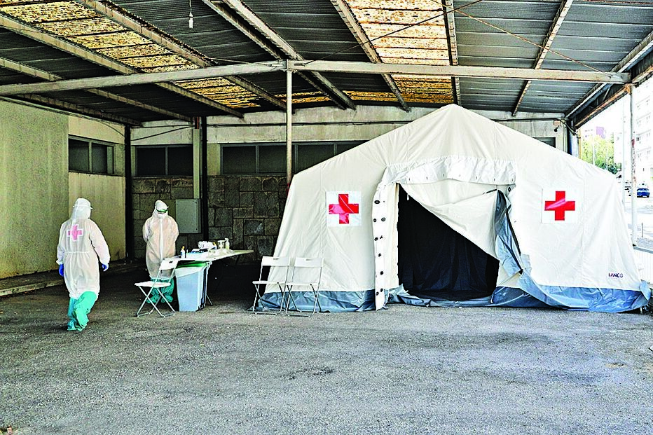 tendas, profissionais de saúde, cruz vermelha