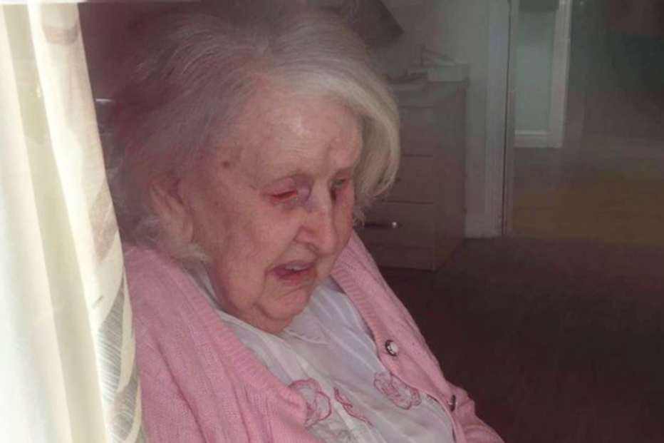 Mulher de 104 anos recebe vacina contra a Covid-19 como prenda de aniversário