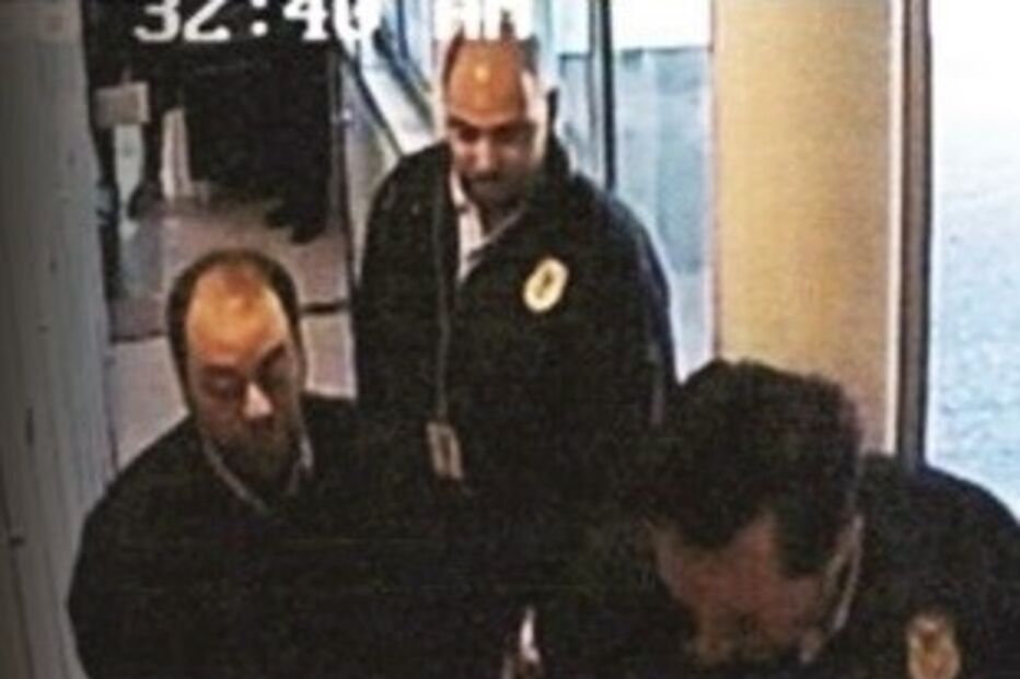 Luís Silva, ao entrar na sala, com o bastão usado para matar  