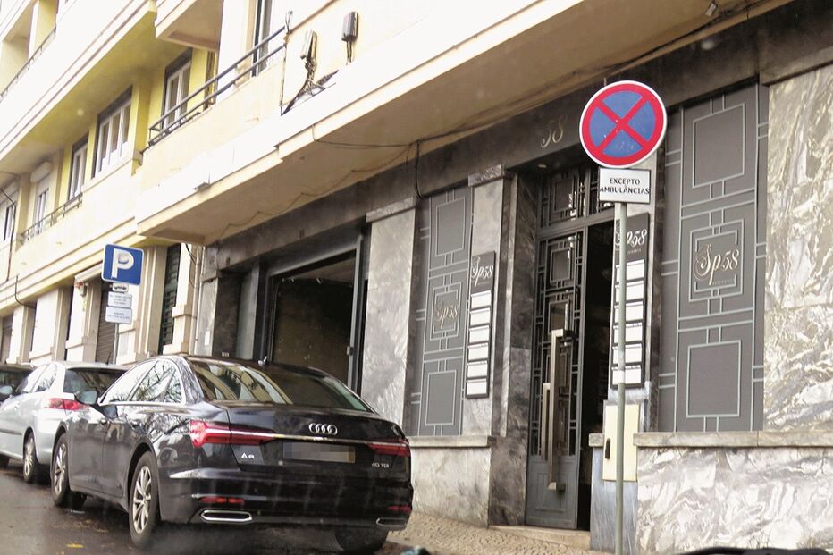 A mesma viatura, estacionada em local proibido, junto às instalações das rádios da Media Capital