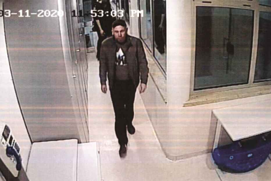 Ihor Homeniuk aparece, nesta última imagem, com vida, a aproximar-se da sala onde foi espancado até à morte