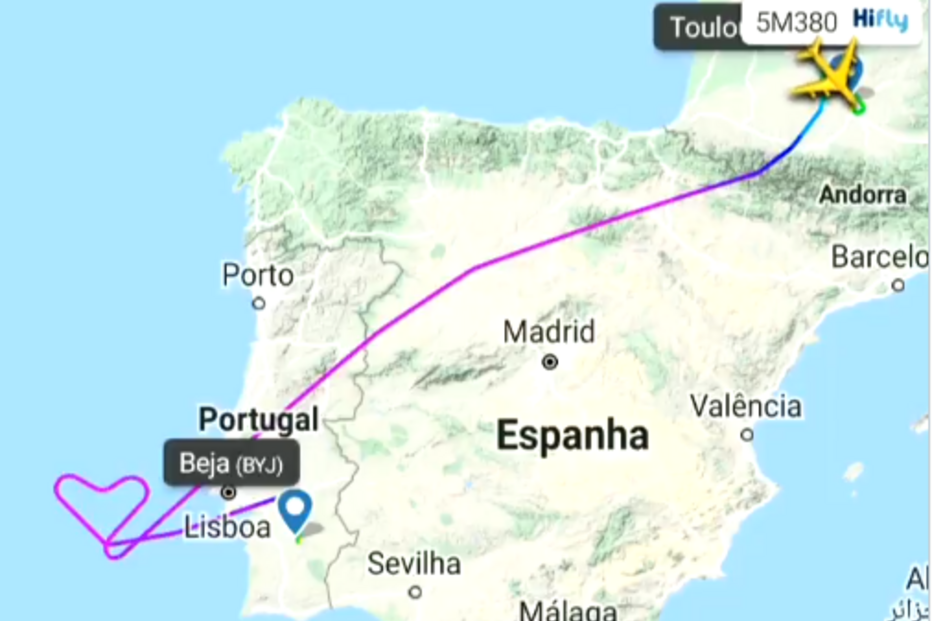 Aeronave A380 da Hi Fly desenha um coração nos ceús de Portugal no dia da despedida 