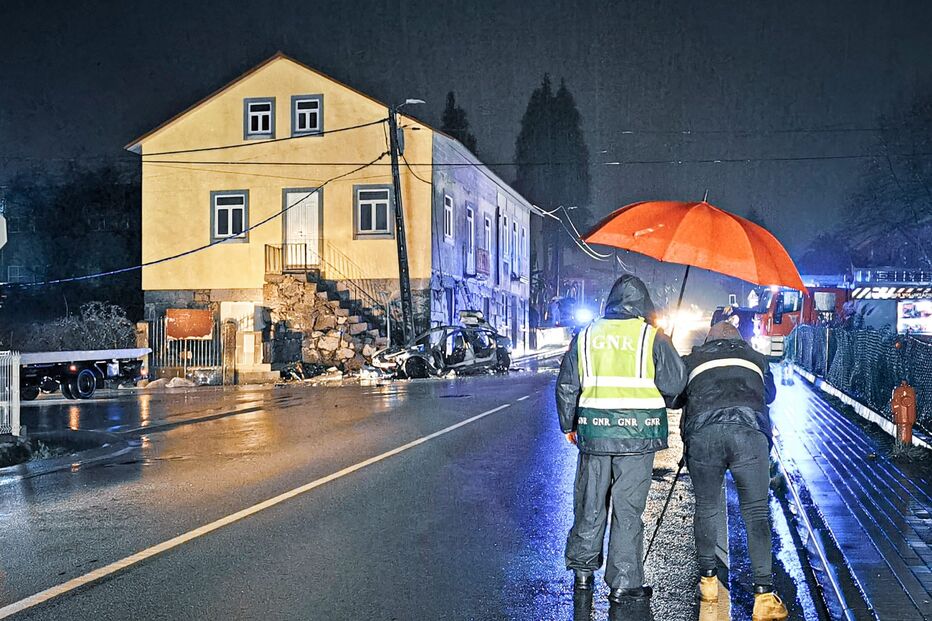 Homem morre carbonizado em despiste de carro elétrico em Felgueiras