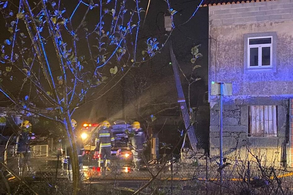 Homem morre carbonizado em despiste de carro elétrico em Felgueiras