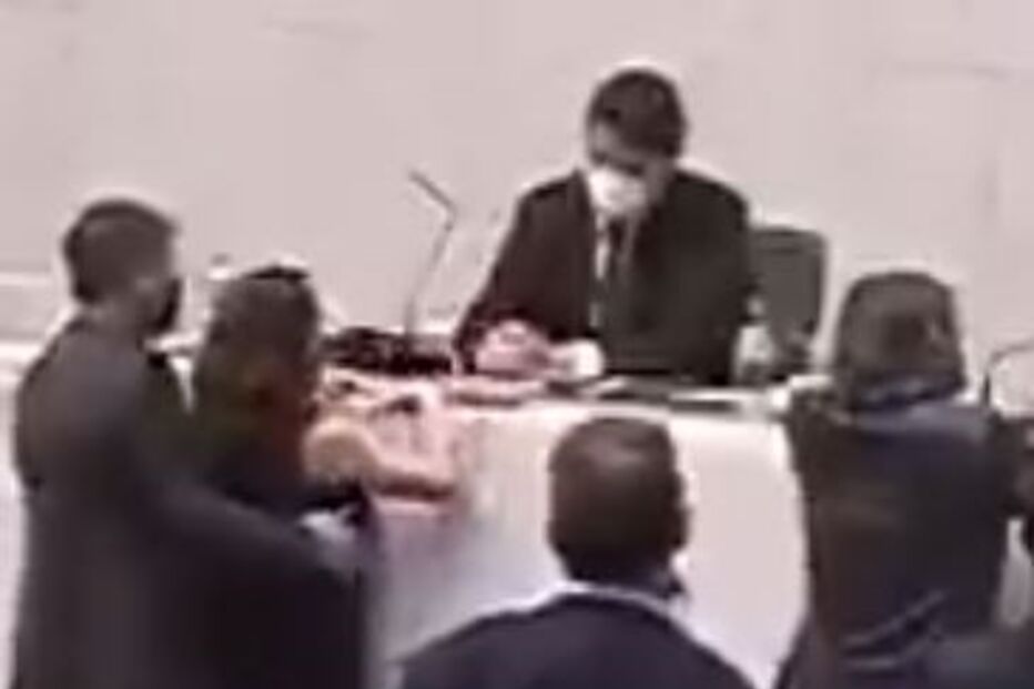 Político brasileiro apanhado a passar a mão no peito de deputada