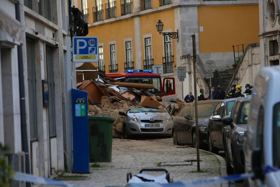 Prédio desaba após explosão no centro de Lisboa. Há cinco feridos e dois desaparecidos