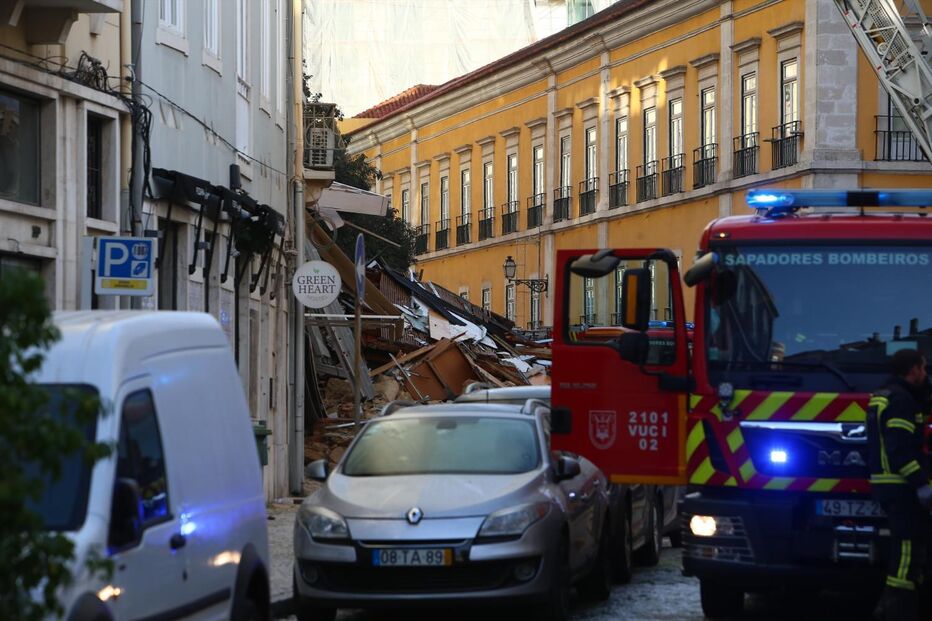 Prédio desaba após explosão no centro de Lisboa. Há cinco feridos e dois desaparecidos