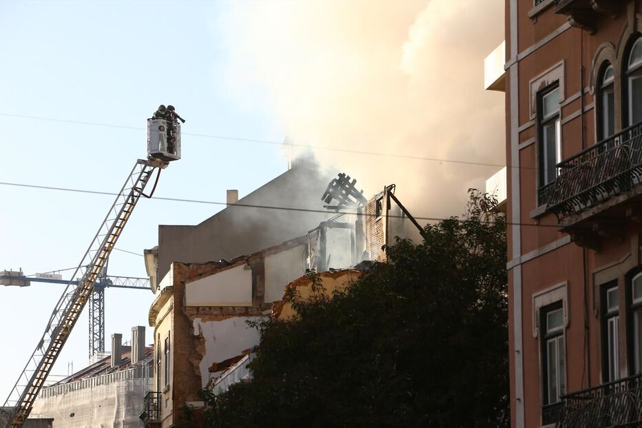 Prédio desaba após explosão no centro de Lisboa. Há cinco feridos e dois desaparecidos