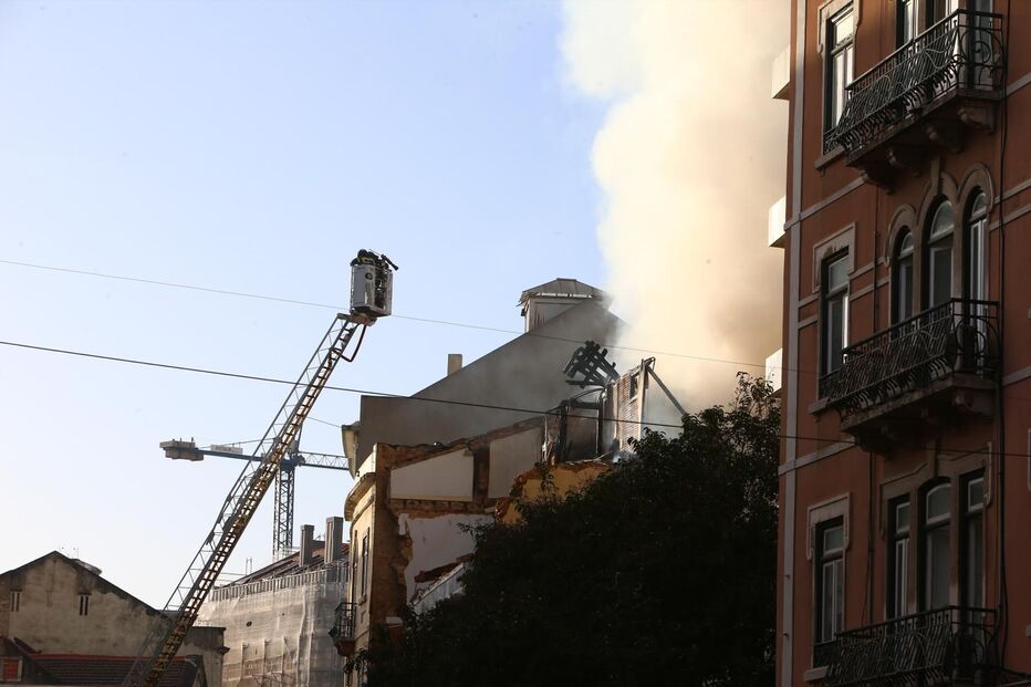 Prédio desaba após explosão no centro de Lisboa. Há cinco feridos e dois desaparecidos