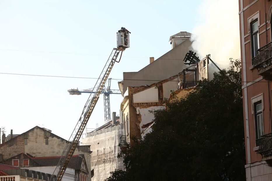 Prédio desaba após explosão no centro de Lisboa. Há cinco feridos e dois desaparecidos