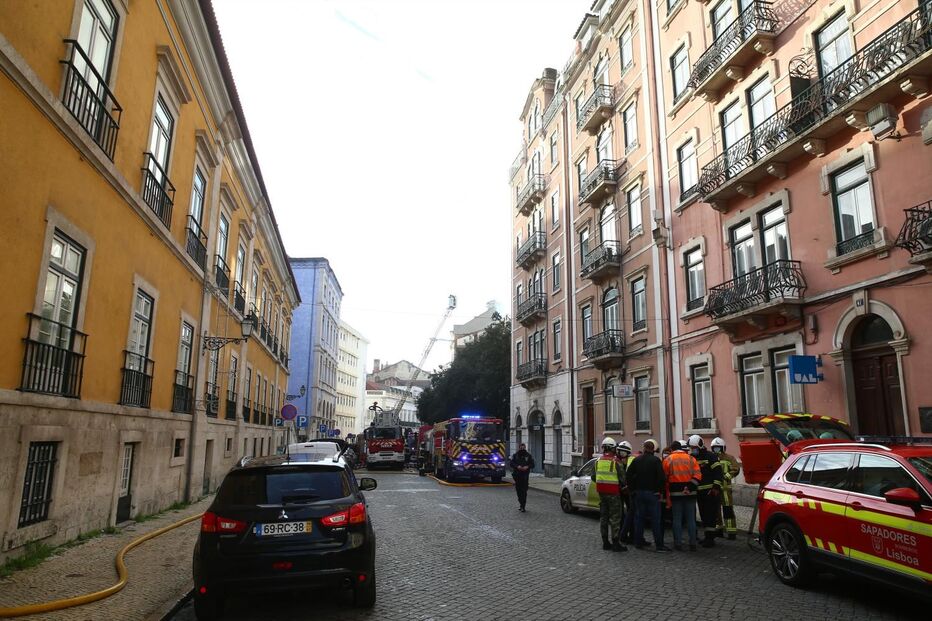 Prédio desaba após explosão no centro de Lisboa. Há cinco feridos e dois desaparecidos