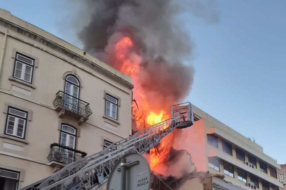 Prédio desaba após explosão no centro de Lisboa. Há cinco feridos e dois desaparecidos