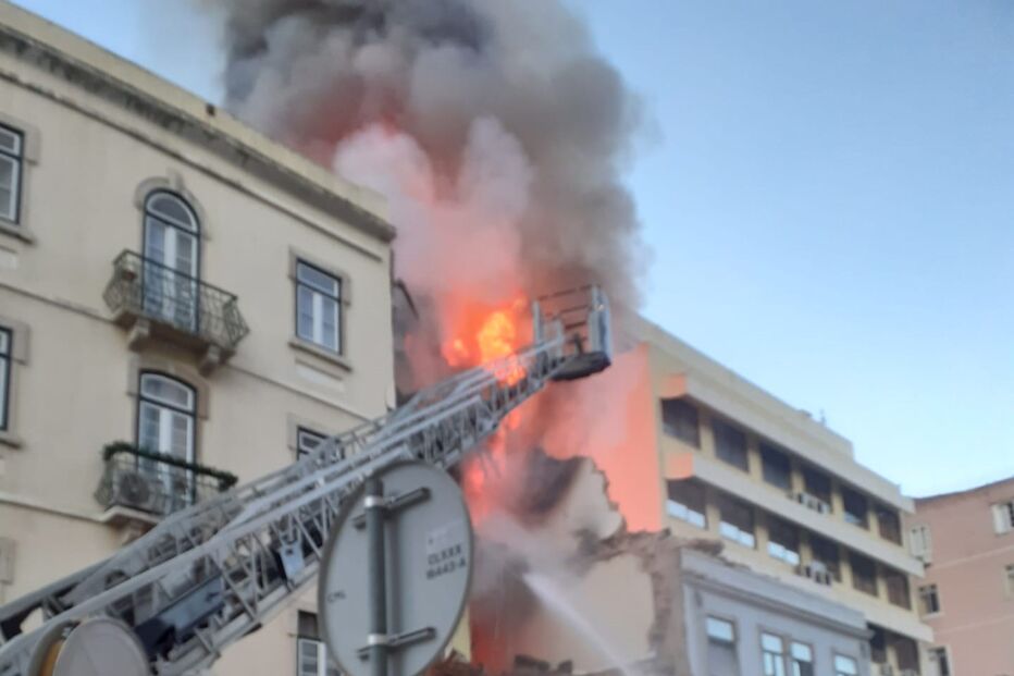 Prédio desaba após explosão no centro de Lisboa. Há cinco feridos e dois desaparecidos
