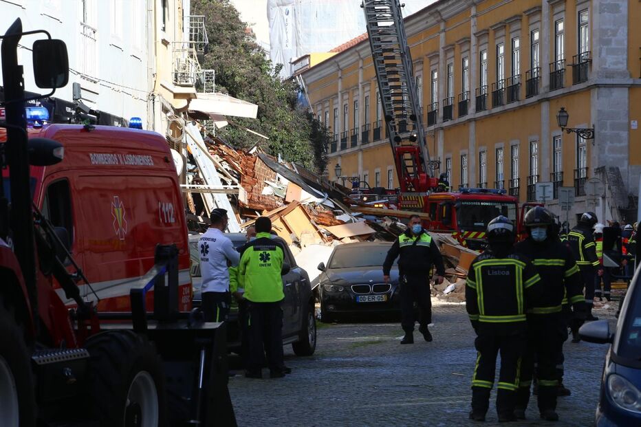 Prédio desaba após explosão no centro de Lisboa