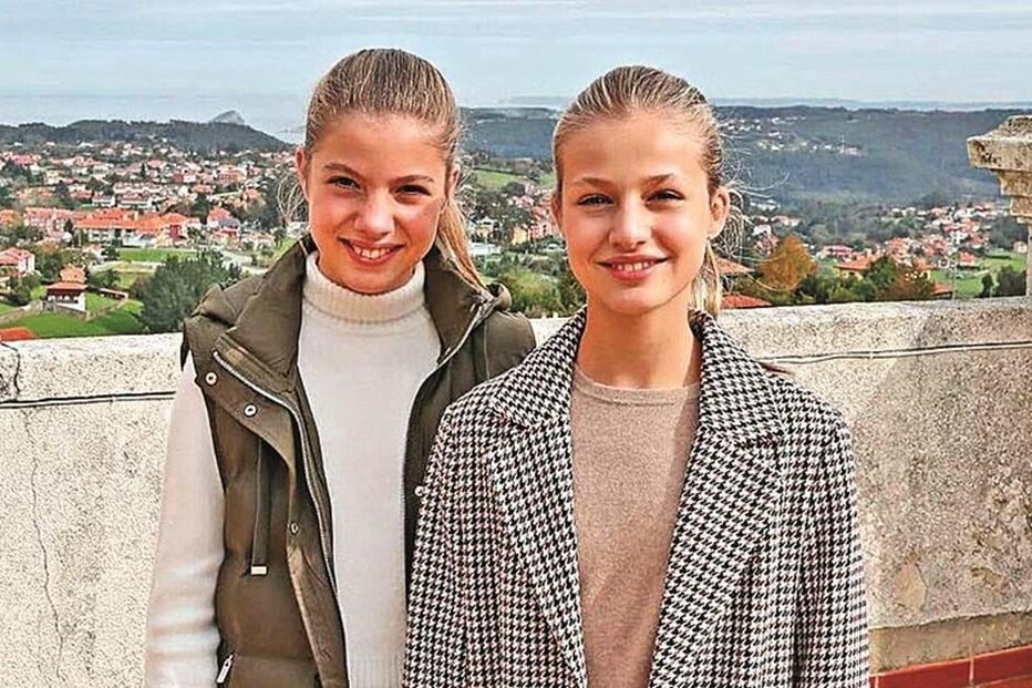 Princesa Leonor e infanta Sofia protagonizam postal em Espanha