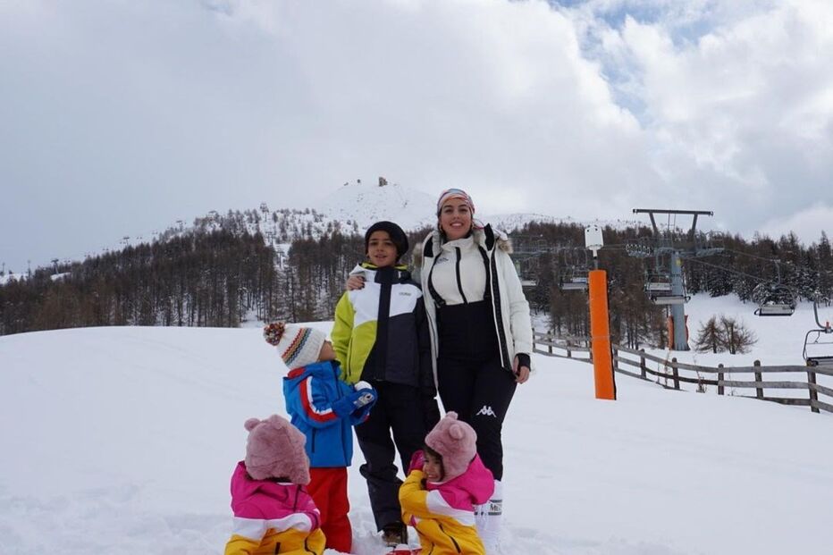Georgina Rodríguez e os pequenos: Cristiano Júnior, os gémeos, Eva e Mateo, e Alana Martina
