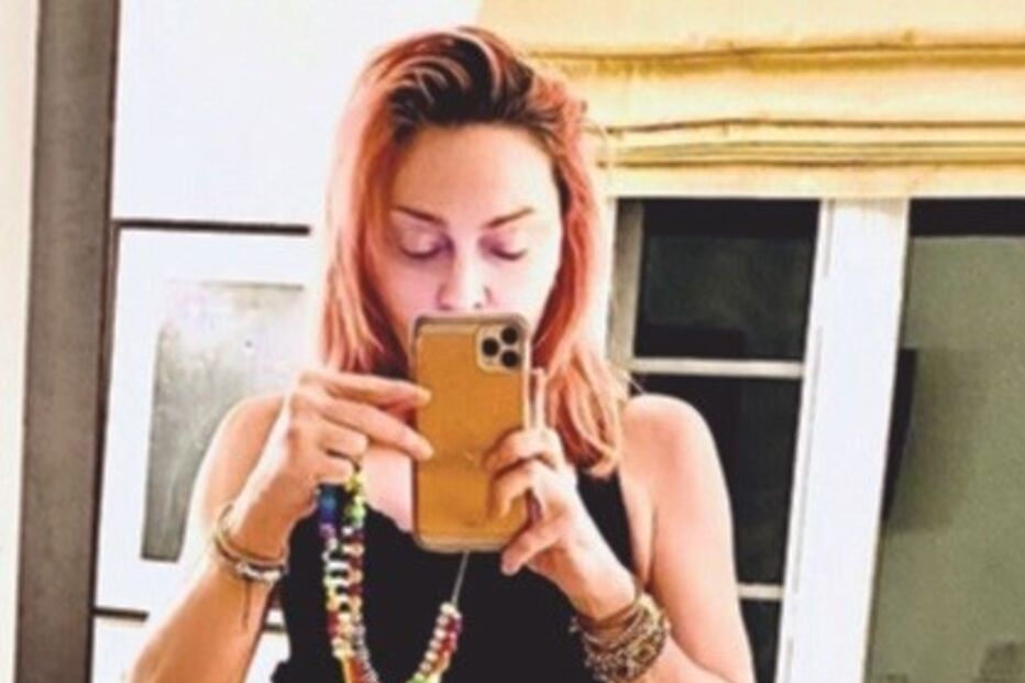 Madonna mostra curvas em roupa interior aos 62 anos