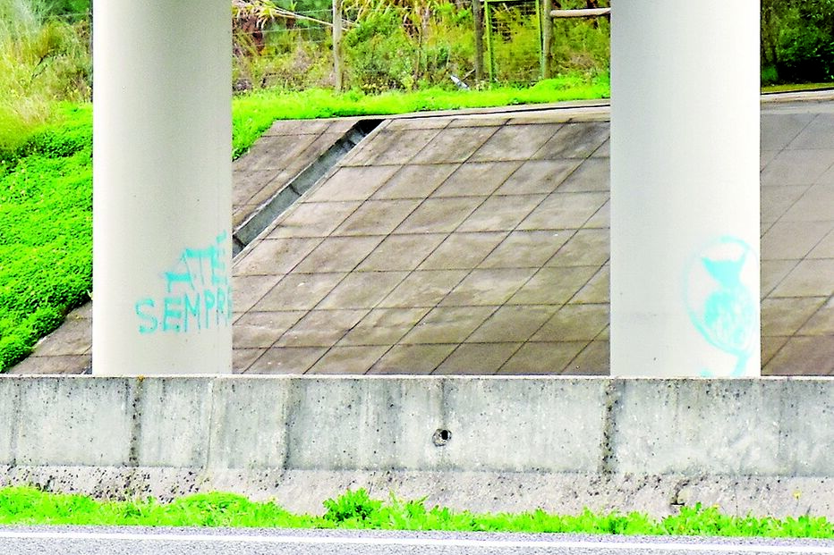 Fãs deixaram homenagem no local onde Sara Carreira morreu