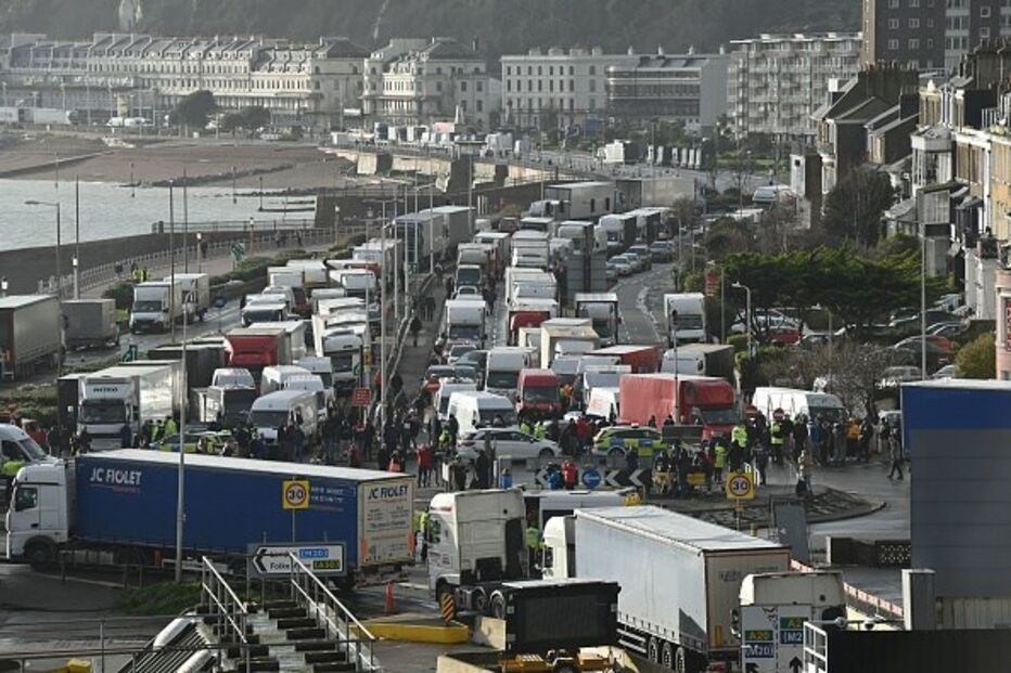 Milhares de motoristas estão retidos em Dover e só poderão passar mediante um teste negativo à Covid-19