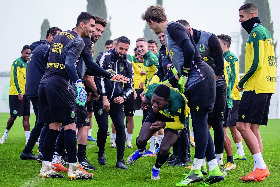 Rúben Amorim teve um papel ativo na praxe a Nuno Mendes no primeiro treino após a renovação do contrato do jovem