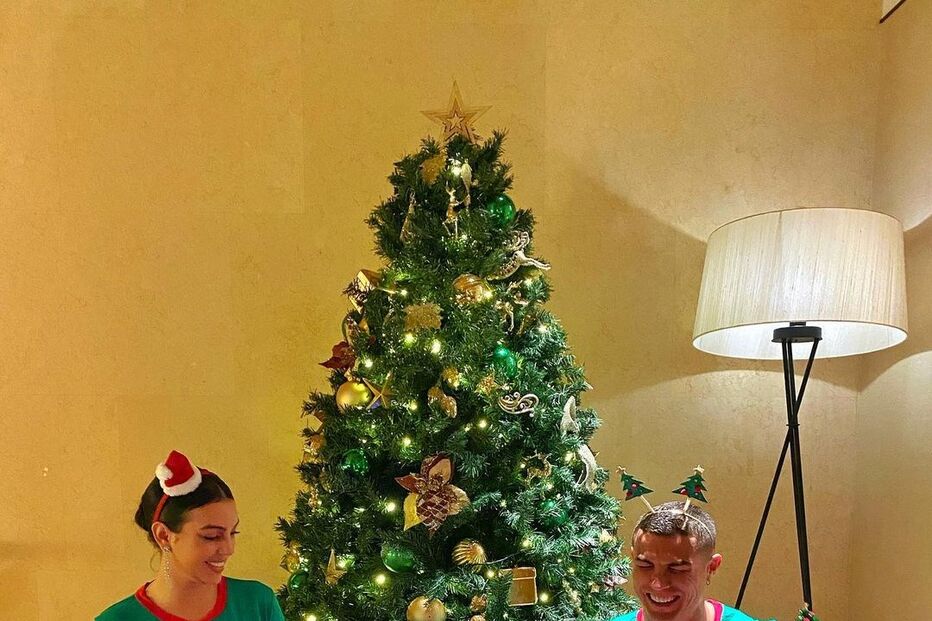 Ronaldo com Georgina e os filhos.jpg