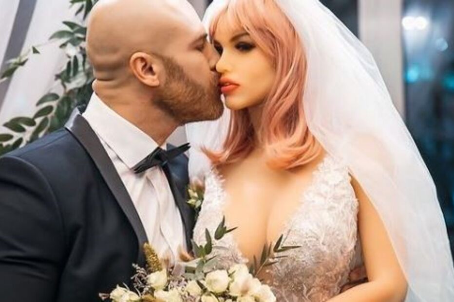 Yuri no casamento com a boneca sexual