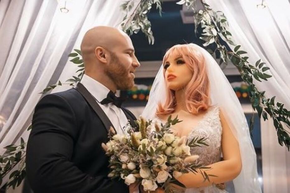 Yuri no casamento com a boneca sexual