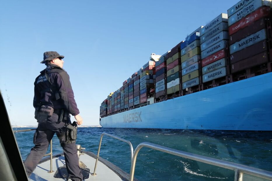 Incêndio na casa das máquinas causa avaria em navio 