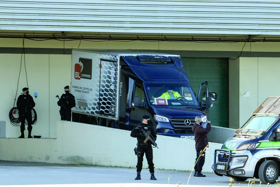 Militares fortemente armados e até a cavalo acompanharam ontem todo o processo de chegada das vacinas a armazém de Montemor-o-Velho
