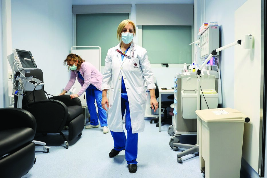 Dez mil profissionais vacinados a partir deste domingo. Segunda dose agendada, no São João, para 17 de janeiro