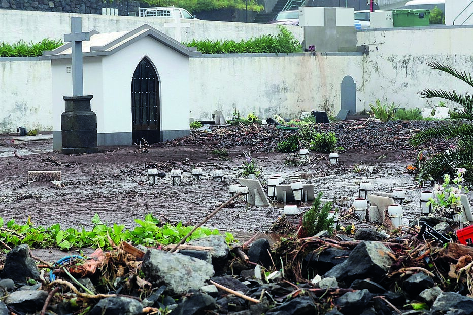 Cemitério destruído pela chuva em Ponta Delgada, na zona mais afetada pelo mau tempo