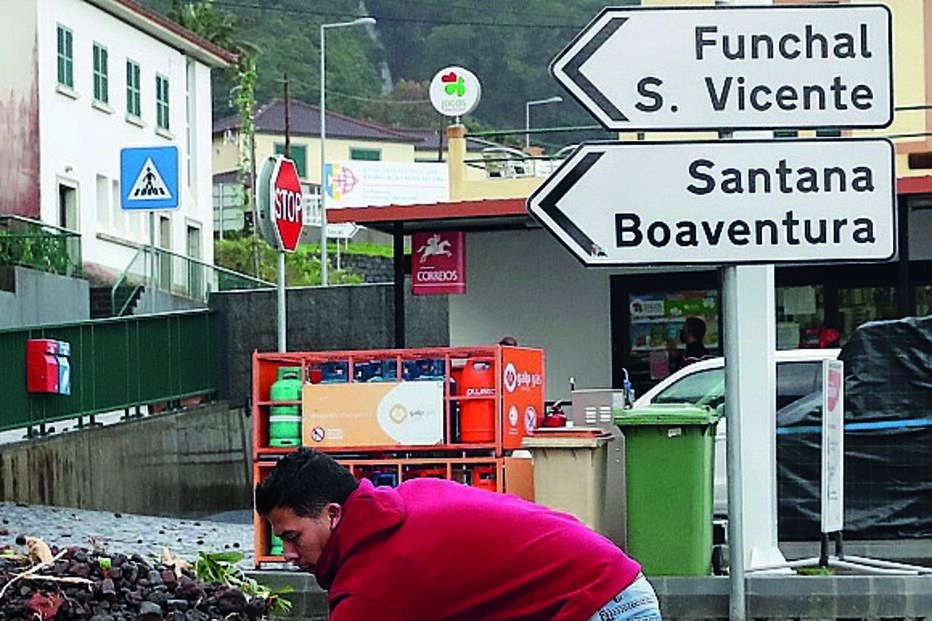 Populares tentam ajudar as autoridades    