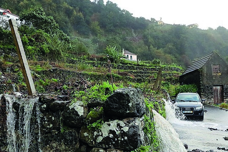 Colapsaram estradas e caminhos 